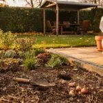 Les 5 gestes à faire dès maintenant au jardin pour bien préparer l’hiver, selon des experts